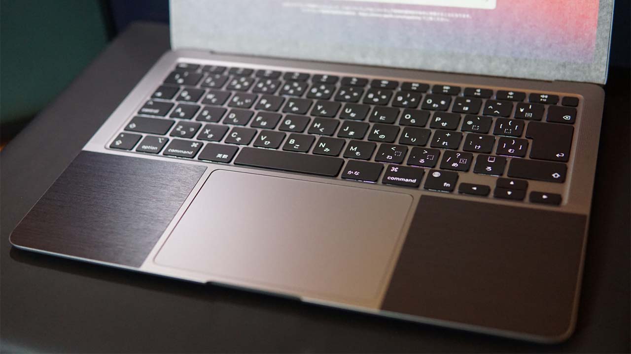 スキンシールを貼ったMacBook Airのキーボード面
