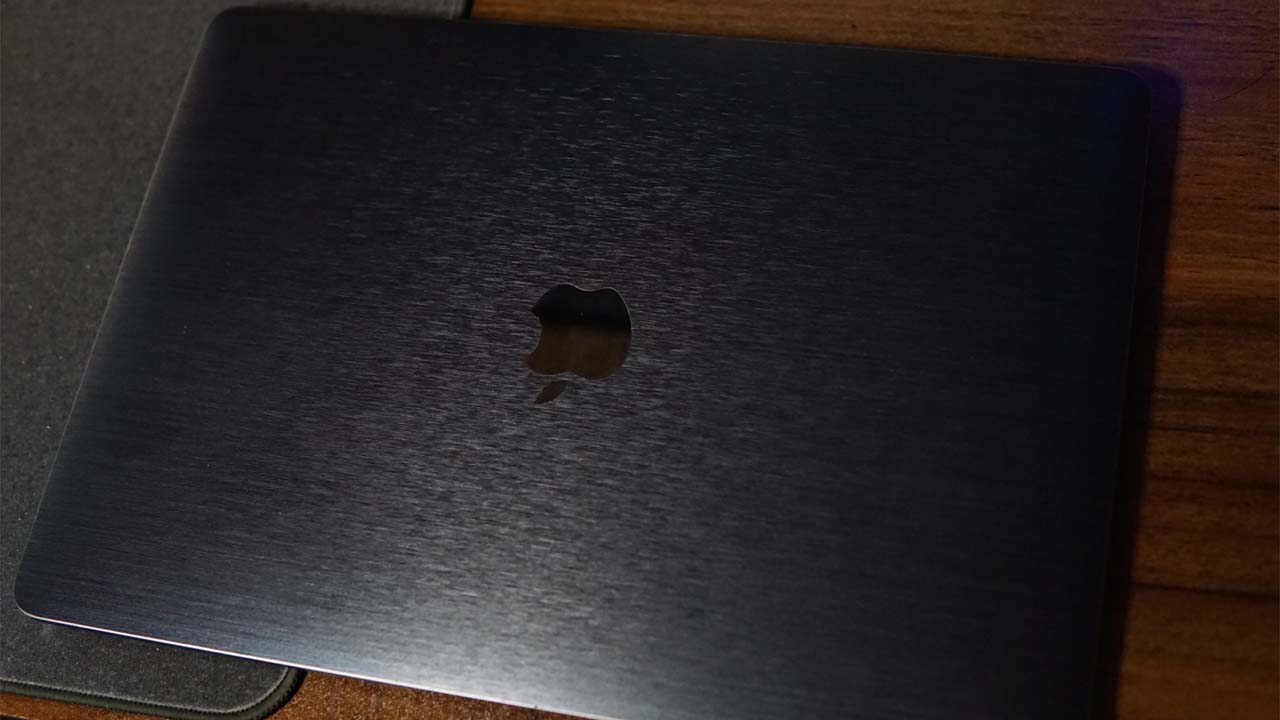 １ヶ月経過したMacBook Airネイビーブラッシュメタル